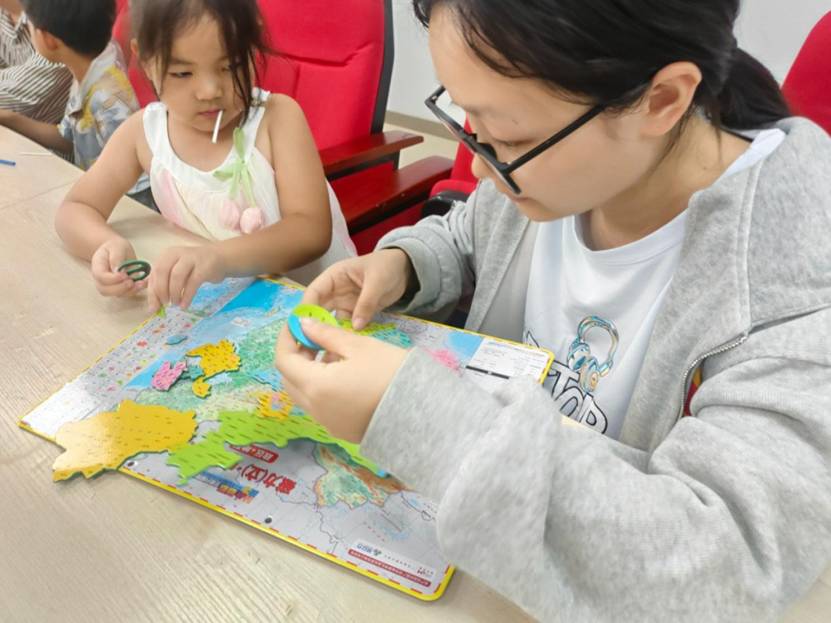 小孩们在吃蛋糕 AI 生成的内容可能不正确。