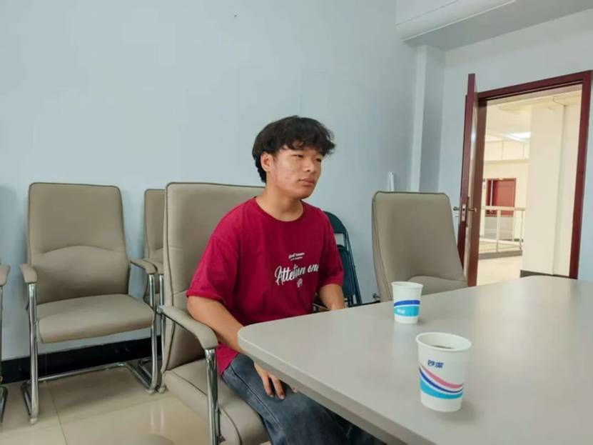 男人拿着笔记本电脑的桌子旁 AI 生成的内容可能不正确。