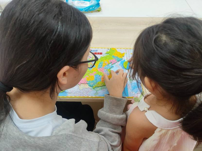 人抱着小孩 AI 生成的内容可能不正确。