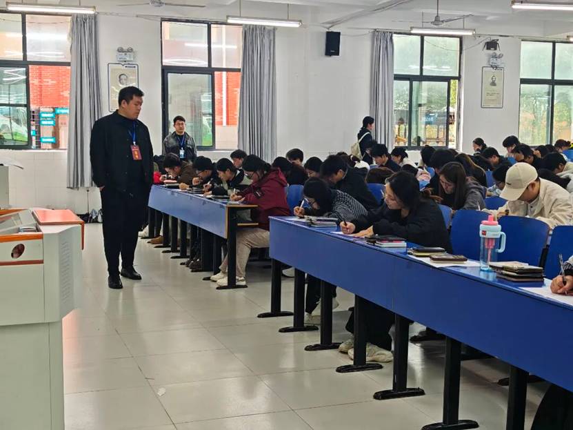 会议室里的人们 AI 生成的内容可能不正确。