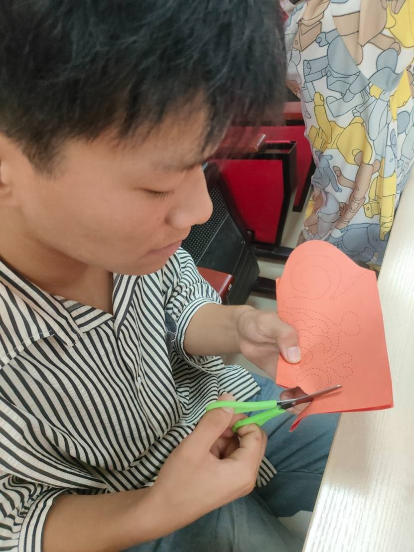 图片包含 男孩, 人, 小孩, 看着 AI 生成的内容可能不正确。