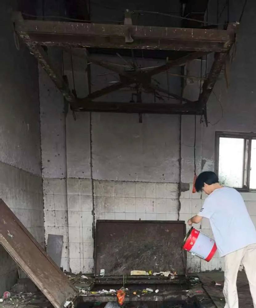 图片包含 室内, 天花板, 人, 男人 AI 生成的内容可能不正确。