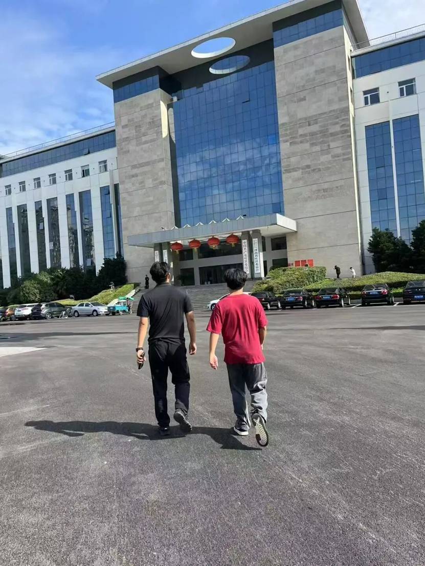 建筑旁的路上走的人 AI 生成的内容可能不正确。