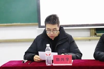 图片包含 桌子, 窗户, 书, 前 AI 生成的内容可能不正确。