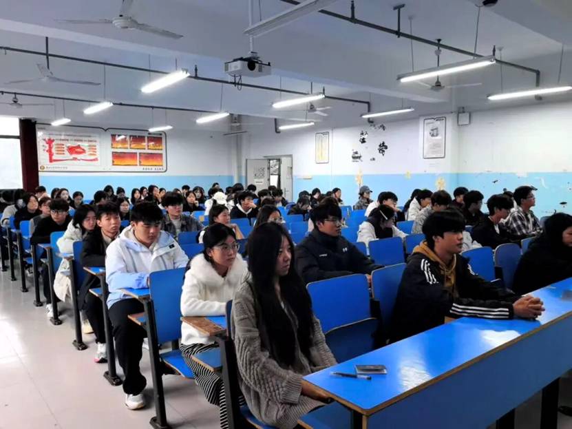 会议室里的人们 AI 生成的内容可能不正确。